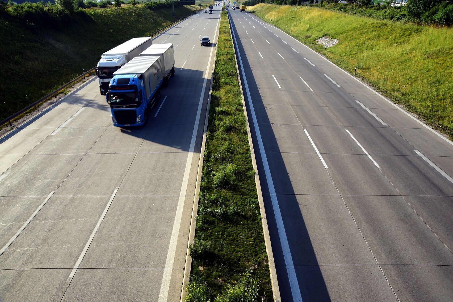 Why some trucks in the EU have two different license plates and what does it mean