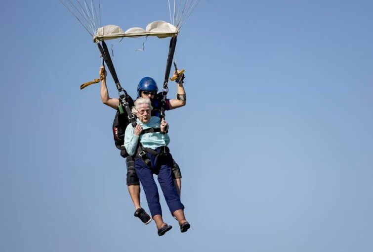 "Age is just a number": 104-year-old American woman parachuted out of a plane