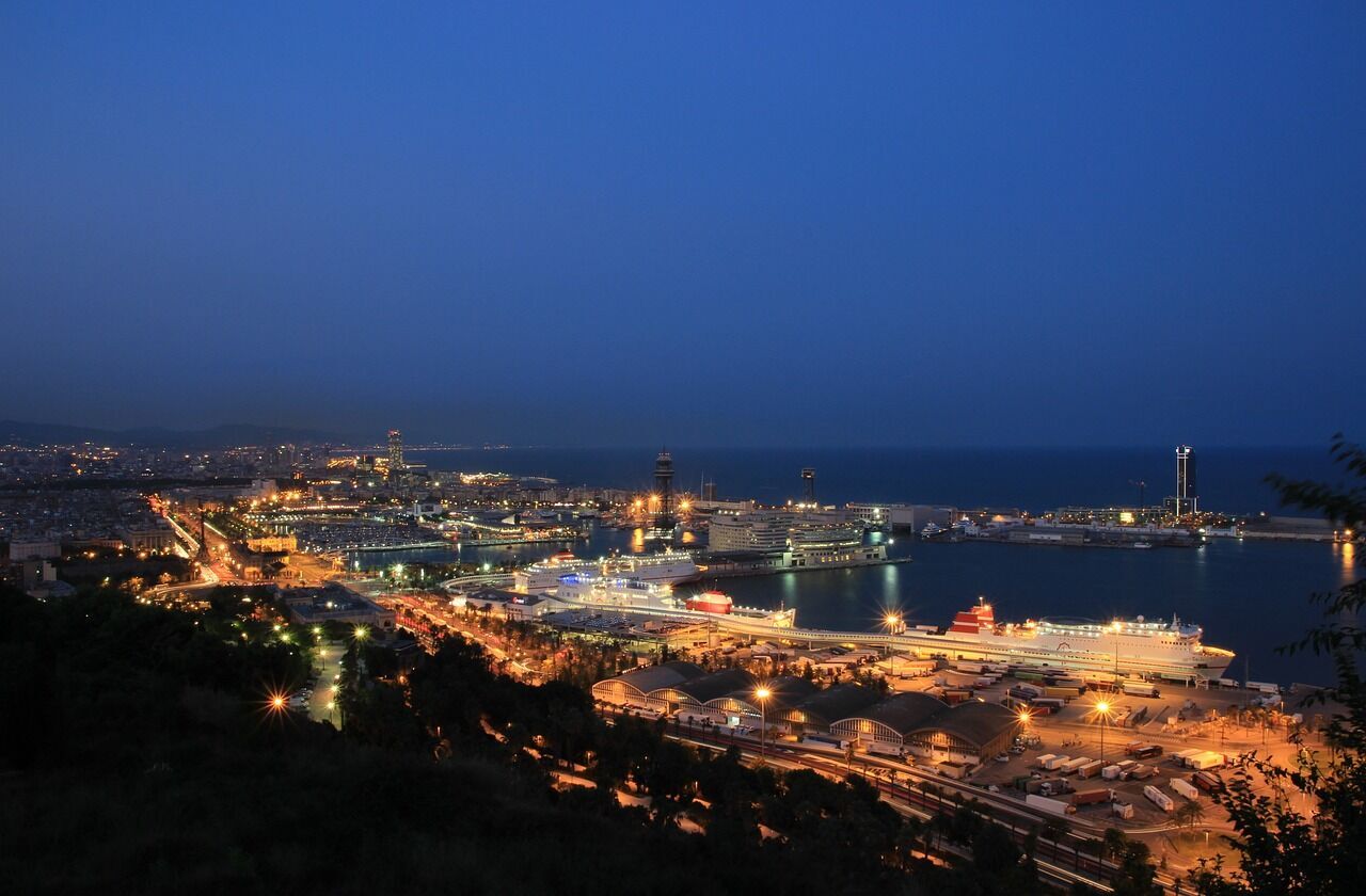 Cruise ships will be banned from docking in Barcelona's central port: the city suffers from emissions