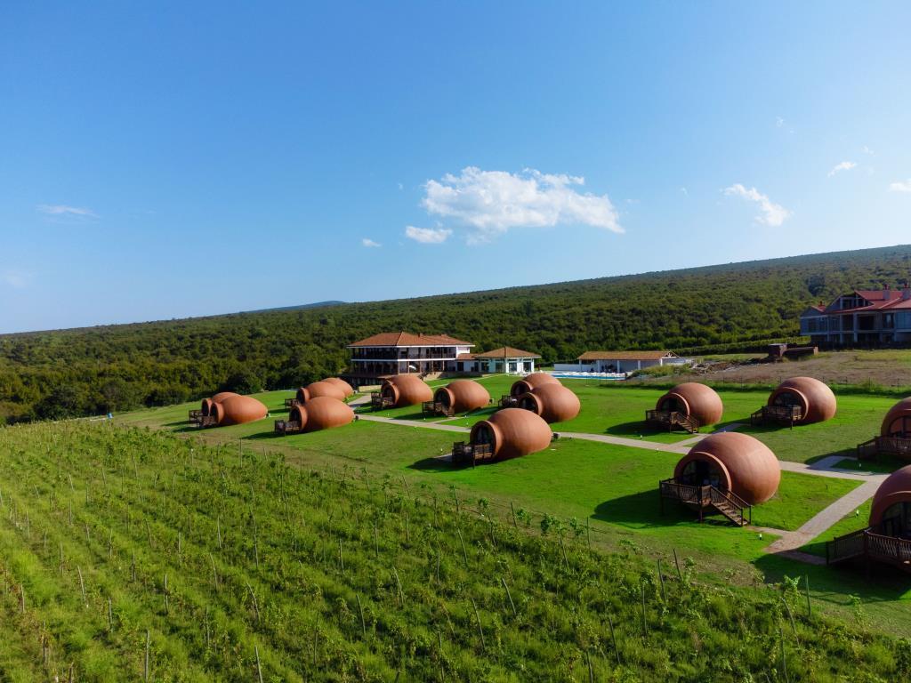 A unique hotel has opened in Georgia, where the houses are made in the form of earthenware for wine. Photo.