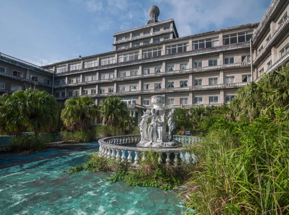 Rusted cars and unmade beds: What an abandoned 5-star hotel in "Japanese Hawaii" hides. Photos