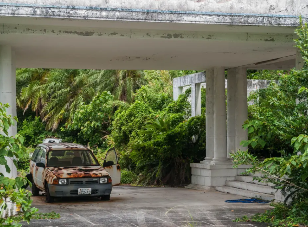 Rusted cars and unmade beds: What an abandoned 5-star hotel in "Japanese Hawaii" hides. Photos