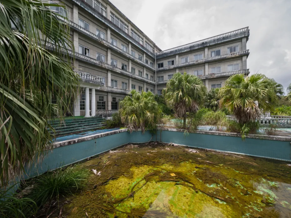 Rusted cars and unmade beds: What an abandoned 5-star hotel in "Japanese Hawaii" hides. Photos