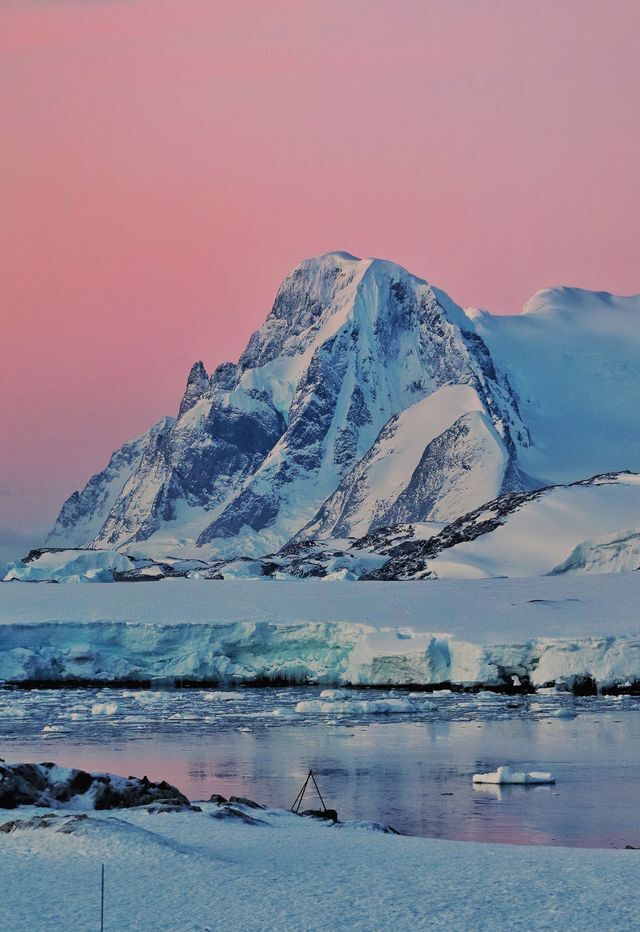 Antarctica suddenly turned maroon: fantastic photos