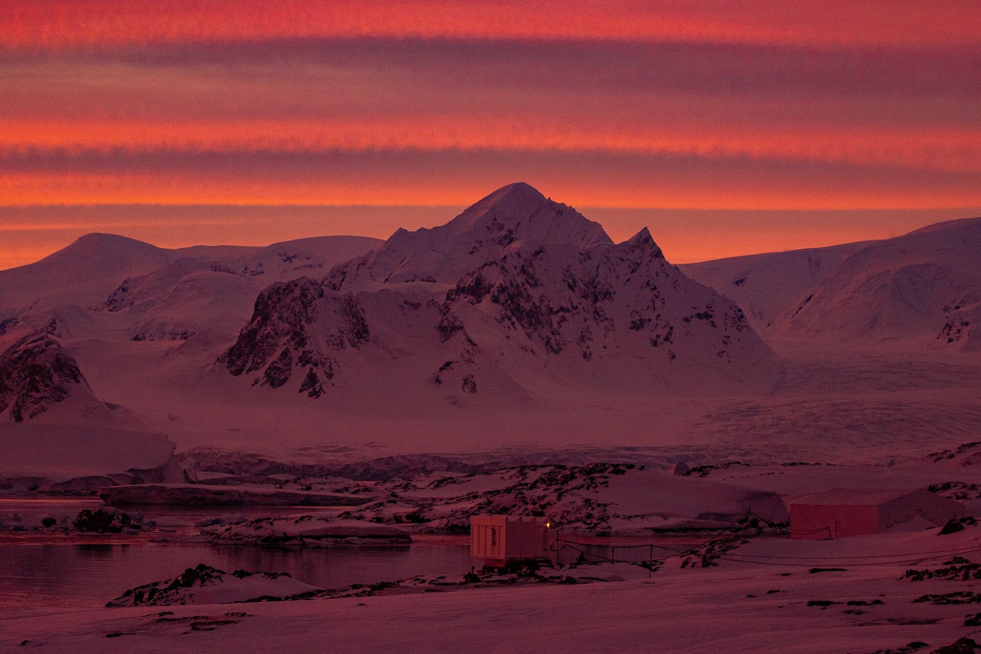 Antarctica suddenly turned maroon: fantastic photos