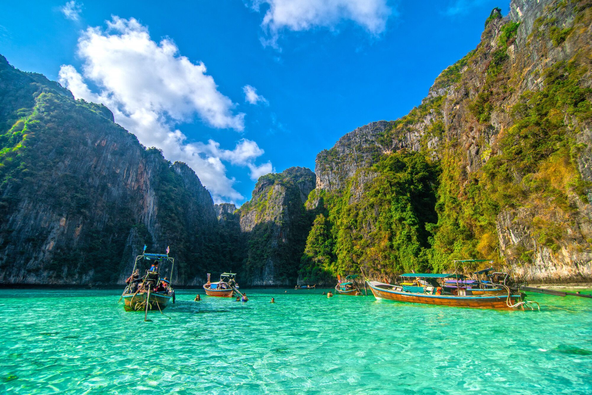 Sunny beaches, lively parties, and affordable prices: why Phuket continues to attract tourists