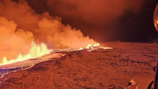 Volcano wakes up in Iceland after recent earthquakes. Photos and videos
