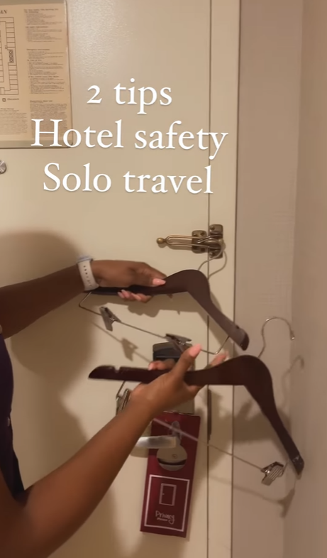 Need a hanger: stewardess showed how to protect yourself from break-ins in a hotel