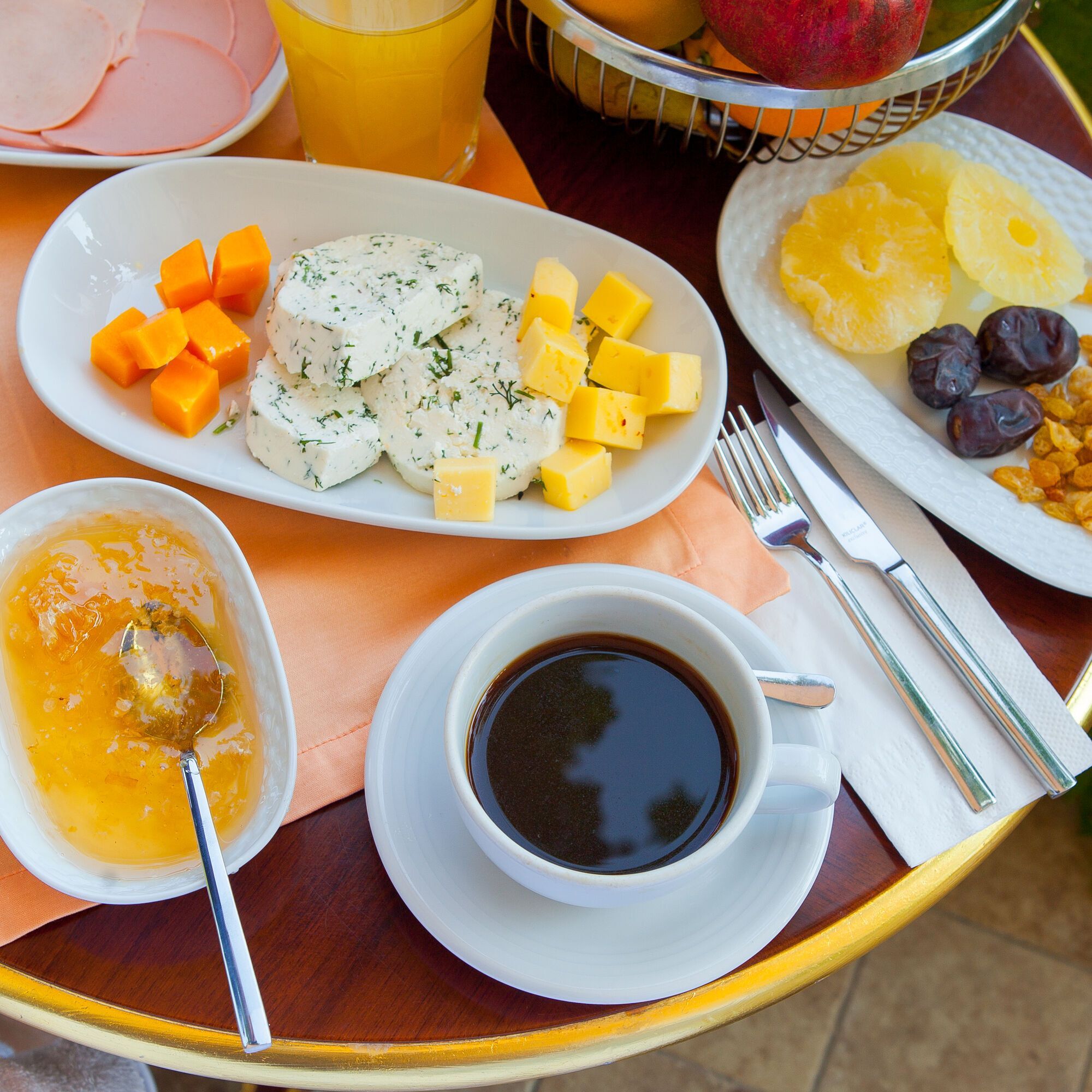 What is a continental breakfast and how does it differ from a buffet