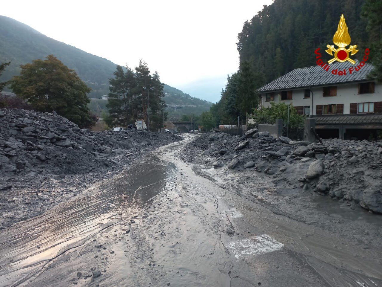 Piles of mud and rubbish: a town in Italy was flooded by a mud tsunami. Photo