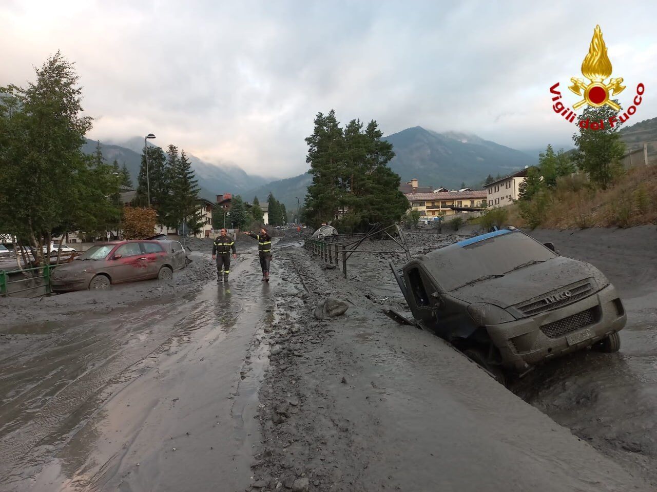 Piles of mud and rubbish: a town in Italy was flooded by a mud tsunami. Photo