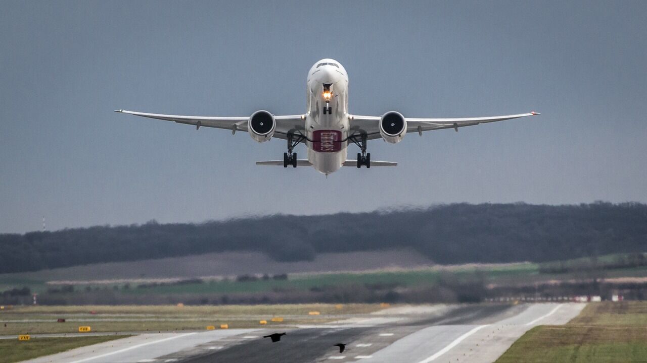 Strange noises during Airbus take-off: what they mean and whether to be afraid