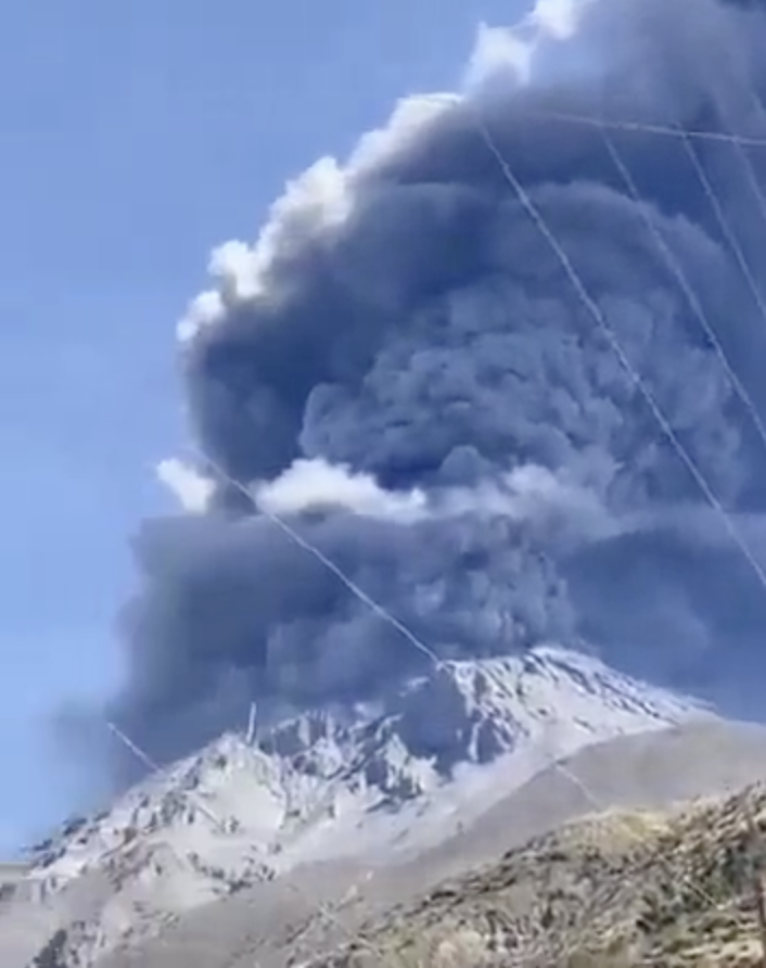 One of the largest volcanoes has awakened in Peru: Orange level of danger has been declared