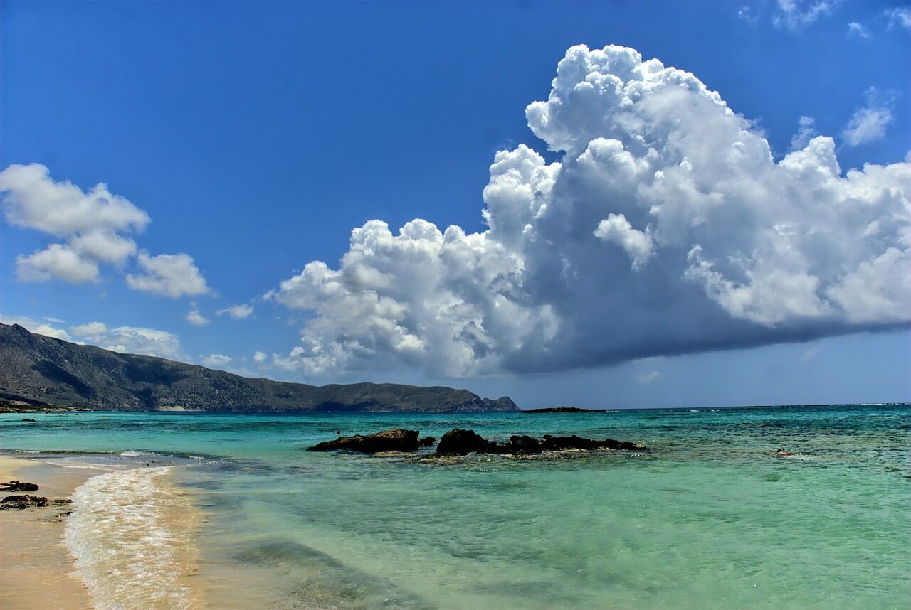 European Maldives: an incredible pink beach in Crete has become a hit among tourists