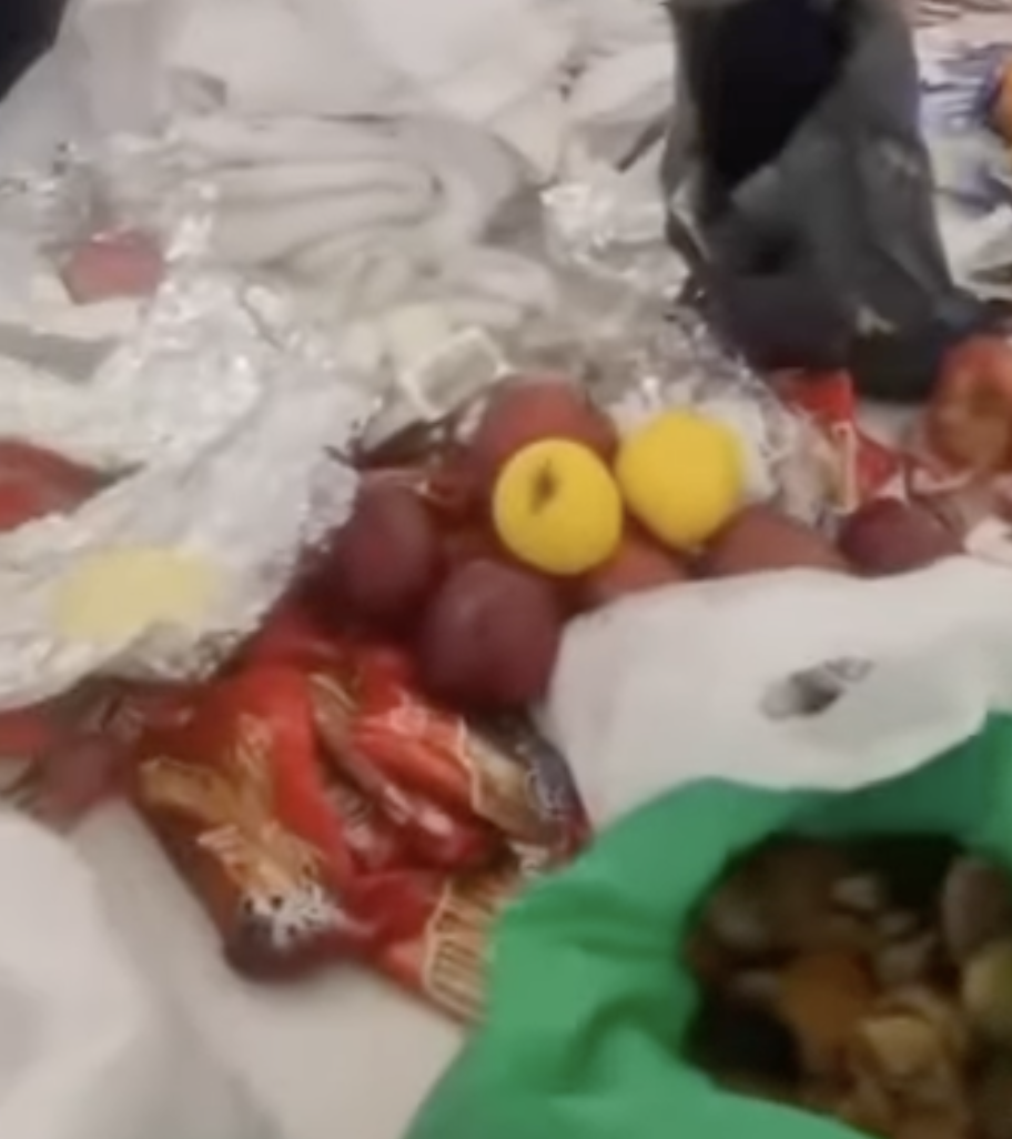 Russian tourists tried to steal 35kg of food from a hotel in Turkey to "eat on the train". Video