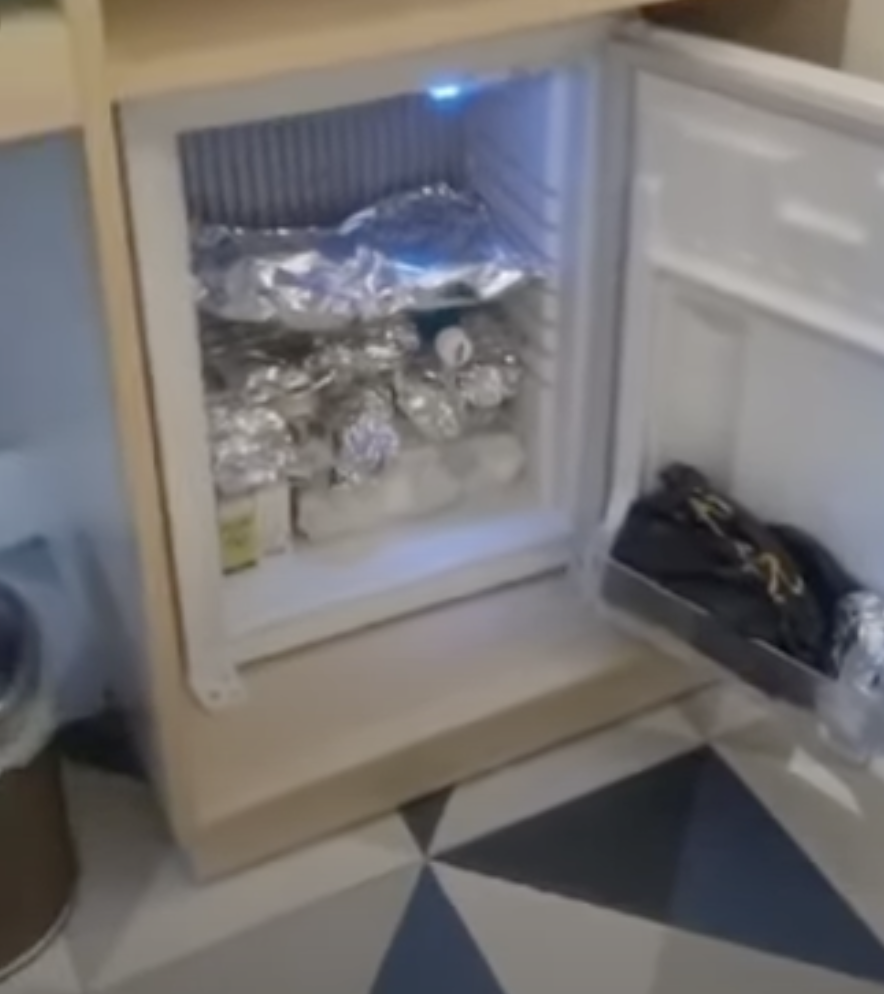 Russian tourists tried to steal 35kg of food from a hotel in Turkey to "eat on the train". Video