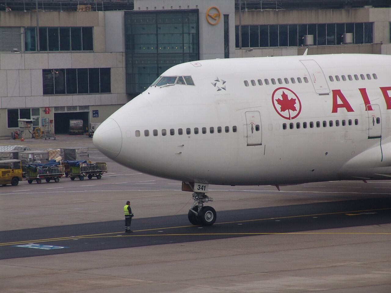 Air Canada plane makes an emergency landing due to depressurization in the cabin
