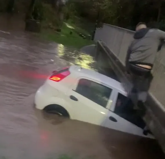 Wonderful rescue of a woman with a child trapped during a flood