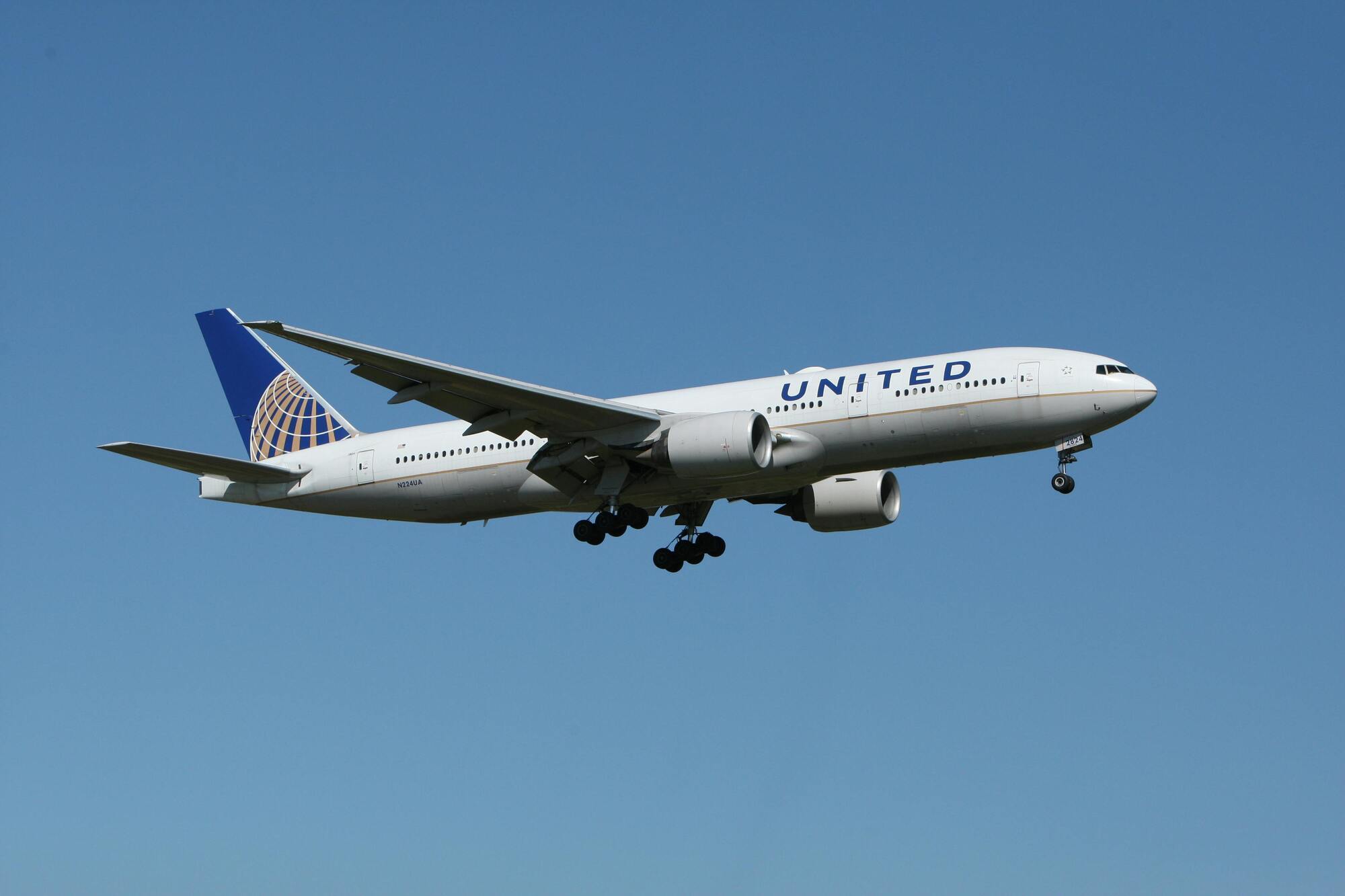 Father files a lawsuit against United Airlines over injury to daughter's arm sustained during a flight