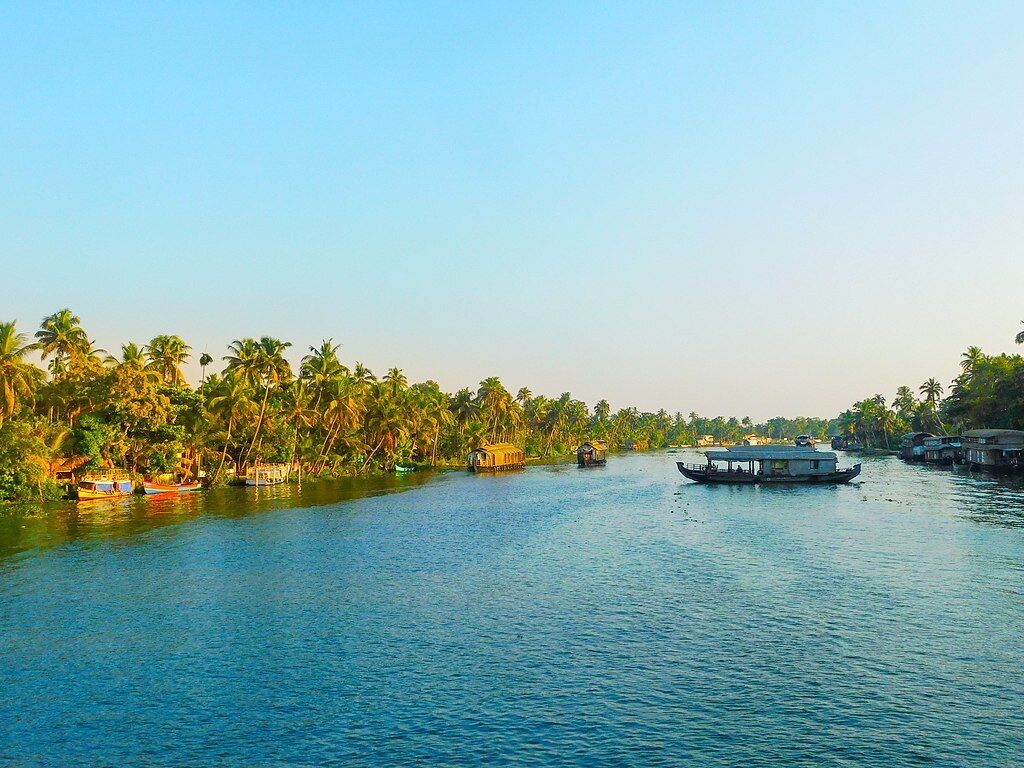 Vacation in Kumarakom: arrive by helicopter at a luxurious resort
