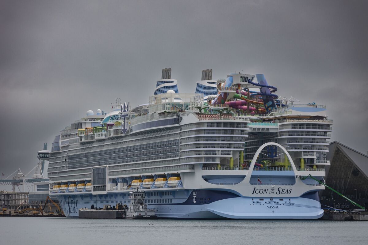 The world's largest cruise ship, Icon of the Seas, set sail on its maiden voyage: photos