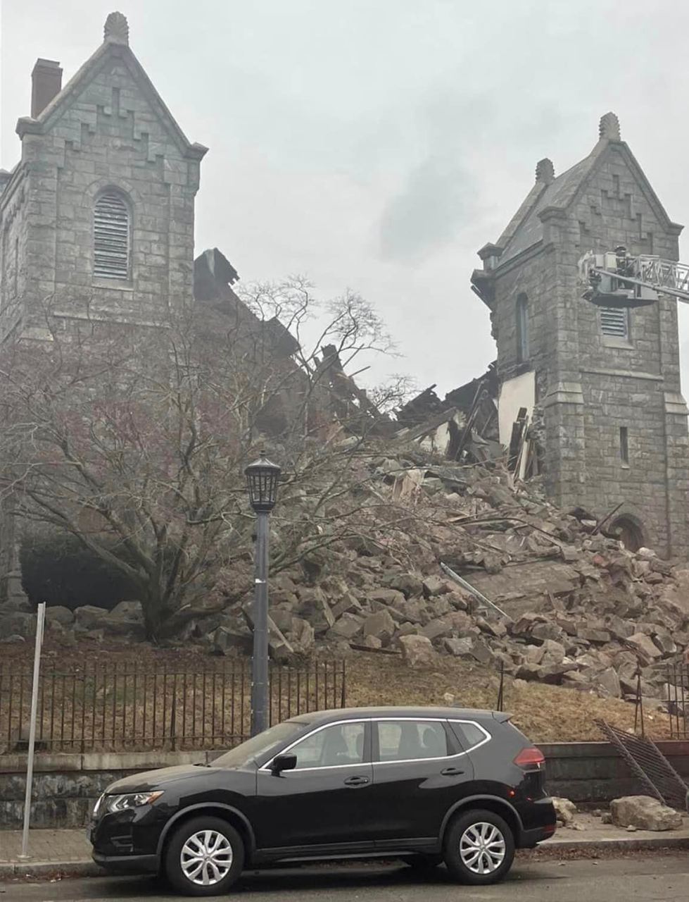 Ancient church's 46-meter bell tower suddenly collapses in the USA: a woman was inside