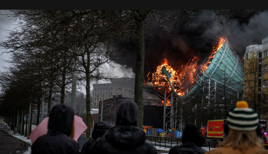 In Sweden's largest amusement park, a massive fire broke out, resulting in many casualties. Photo