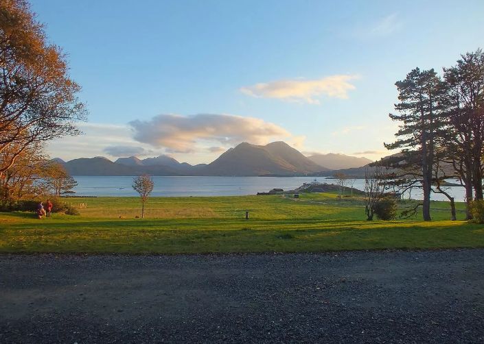 A rare opportunity to move to a picturesque island in Scotland: a local hotel offers a job