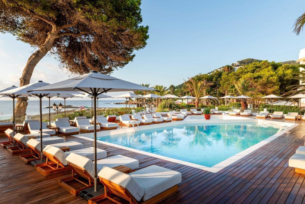 Top 10 family hotels in Ibiza. Comfortable vacation together among Instagrammable beaches and entertainment for all ages
