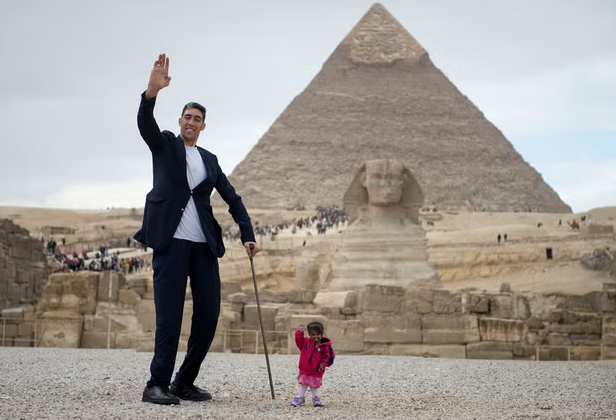 In the USA, the tallest and shortest people in the world met: photo