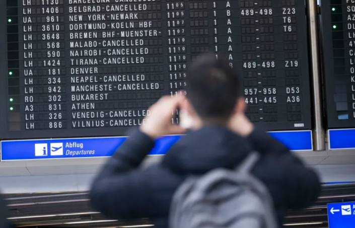 How to avoid chaos when a flight is canceled: two effective tips from an expert