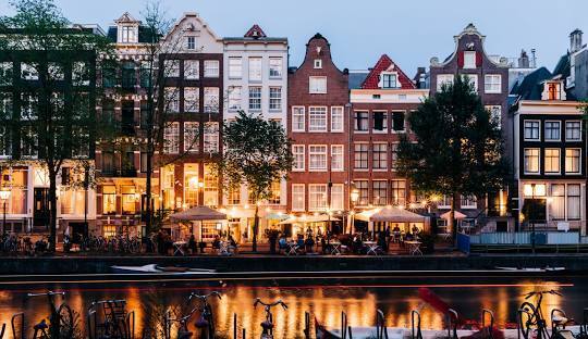 Why is Amsterdam worth visiting and how not to get lost: a guide