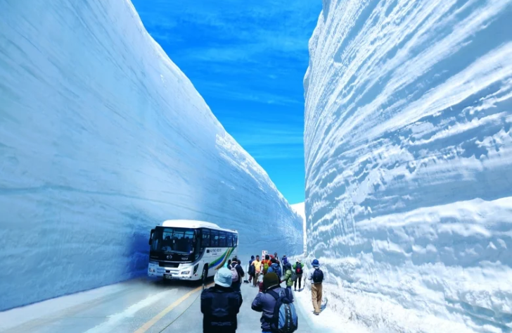 "Snow Corridor": In Japan, despite the arrival of spring, one of the largest winter festivals begins