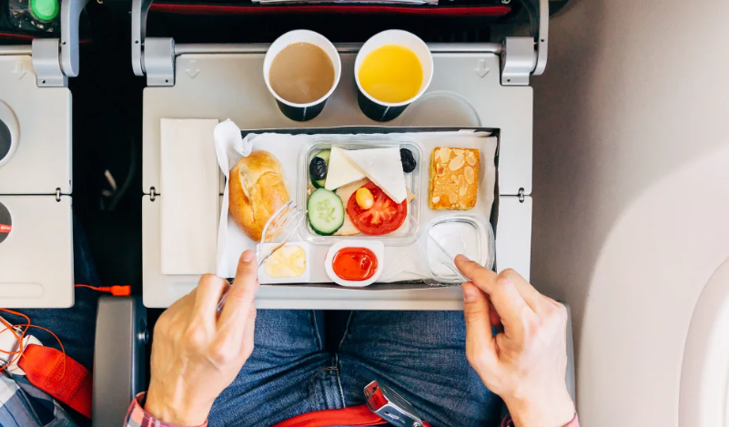 Why opting out of food on the plane can be beneficial for the planet: we explain