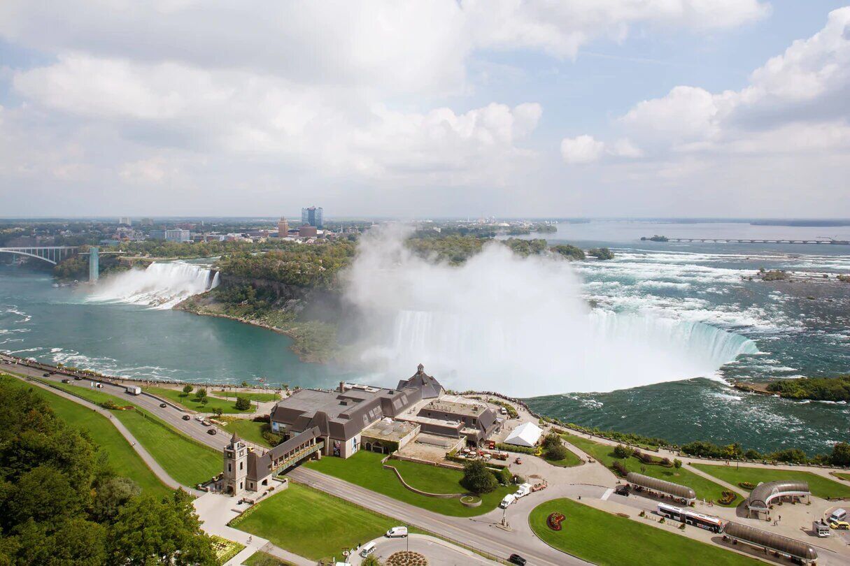 Best hotels near Niagara Falls. Best views of the water falling into the abyss from your window