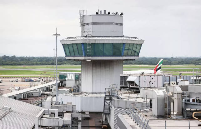 Manchester Airport prepares to welcome passengers before Easter: what are the rules for liquids in hand luggage