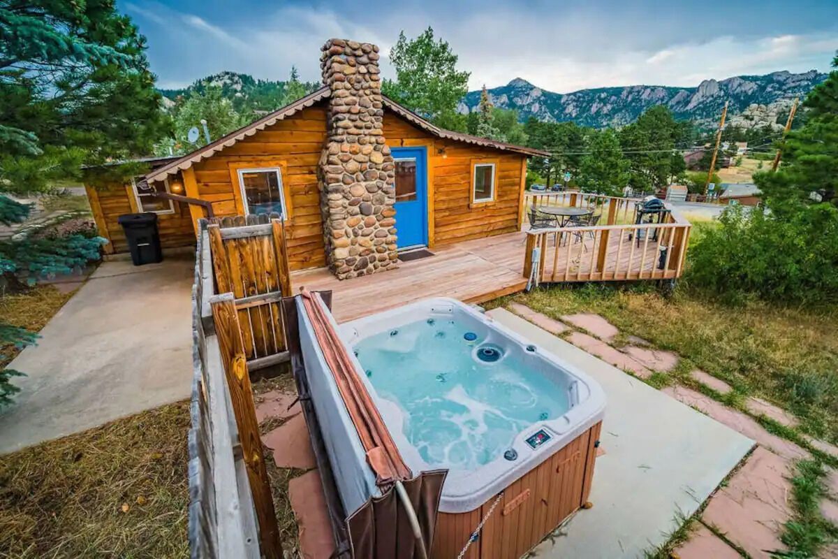 Top 15 cabins in the USA with hot tubs. Cabins for luxury vacations amidst scenic nature and comfortable amenities