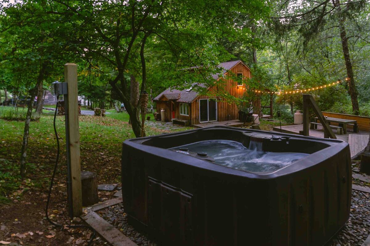 Top 15 cabins in the USA with hot tubs. Cabins for luxury vacations amidst scenic nature and comfortable amenities