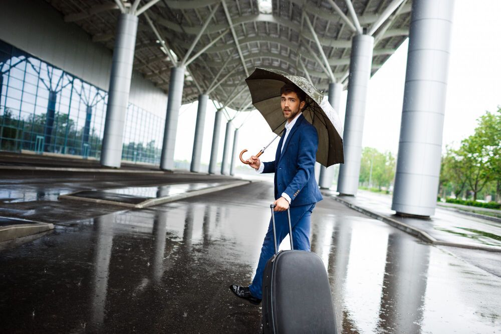 Can I take an umbrella on the plane: what airline and airport rules say and which umbrella to choose to pass the detectors and screening?