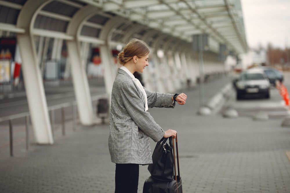 Why you should not be late to the airport if your flight is delayed: why arrive on time and what to do at the airport while waiting for your flight.