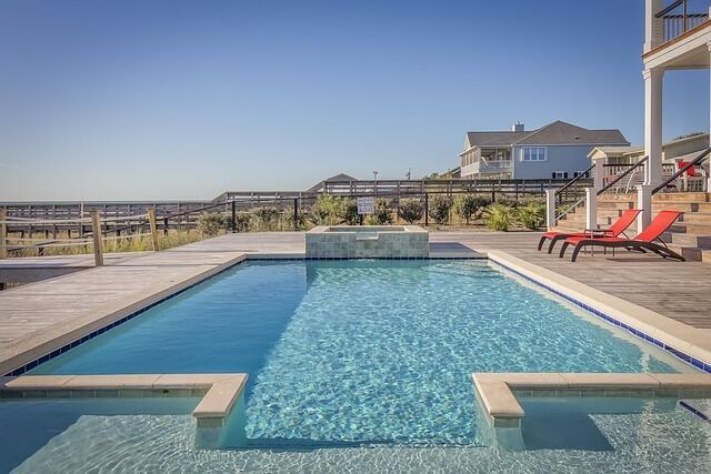 Outdoor pools at Milwaukee hotels