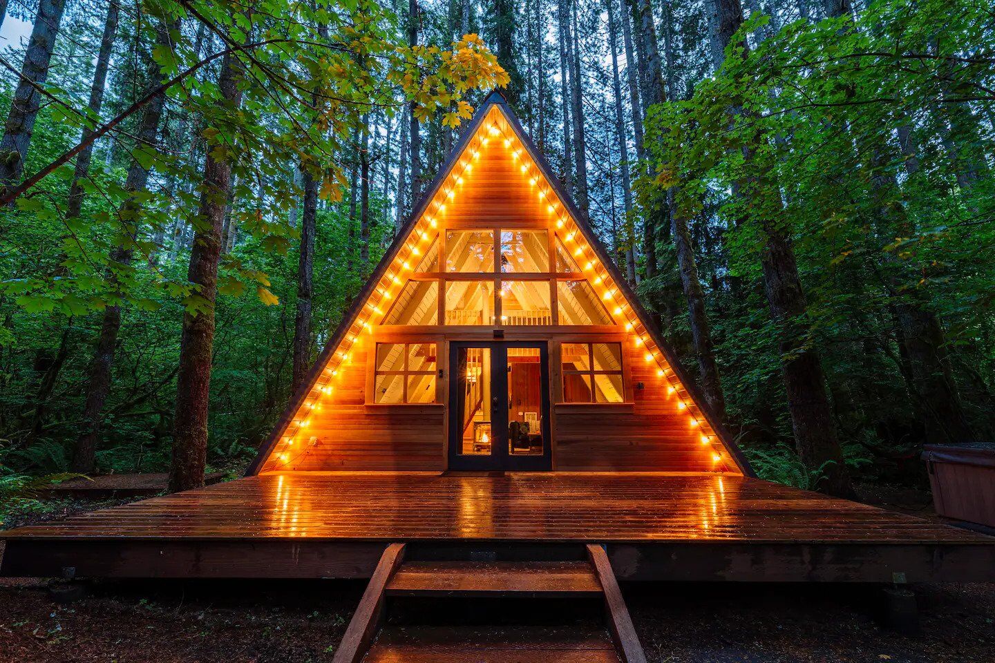 Top 10 best Airbnbs in the US for romantic vacations: from a treehouse over a pond and a luxury tent to a cozy mountain cabin and a beach retreat