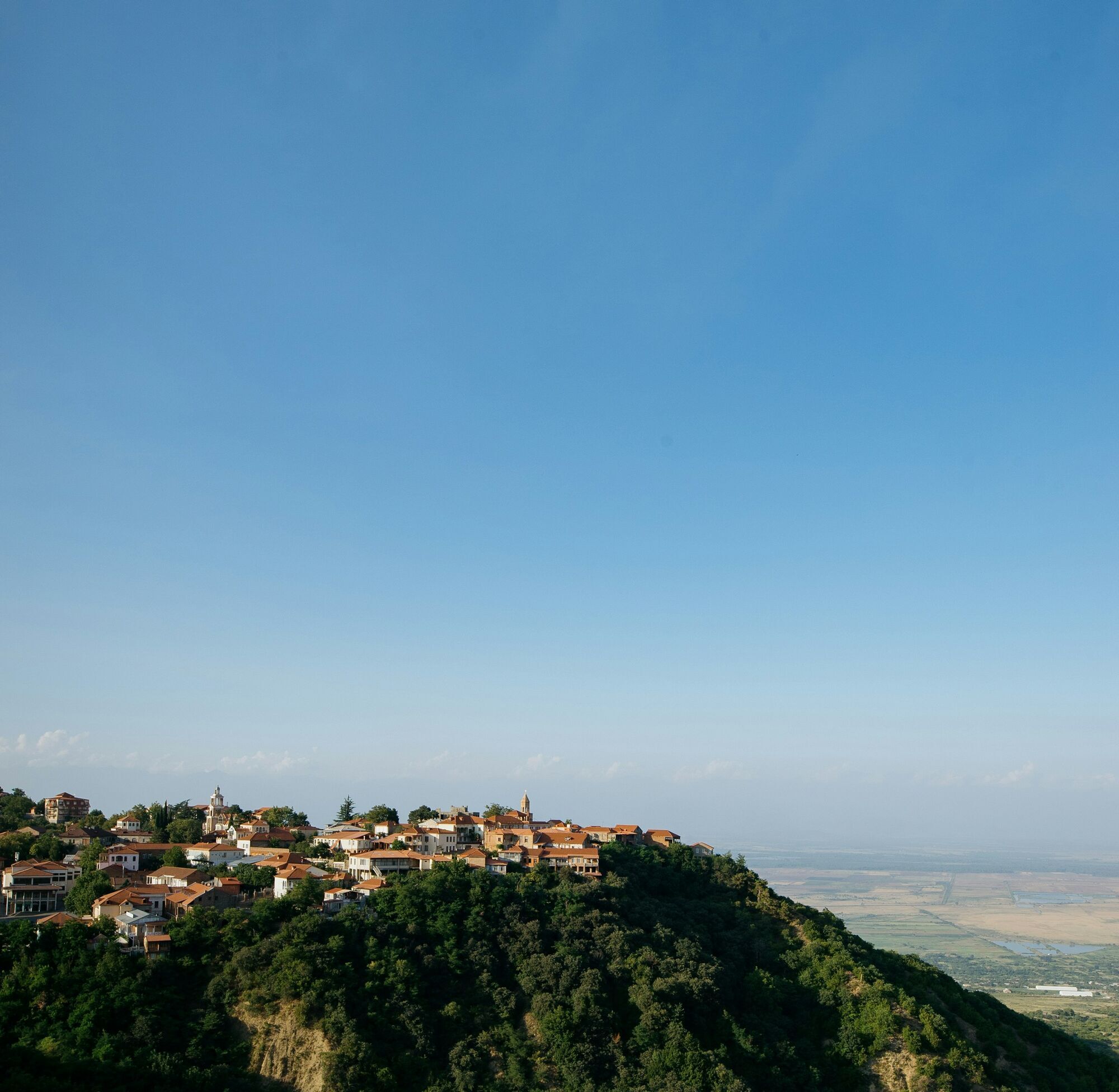 Hilltop town in eastern Georgia under a clear sky