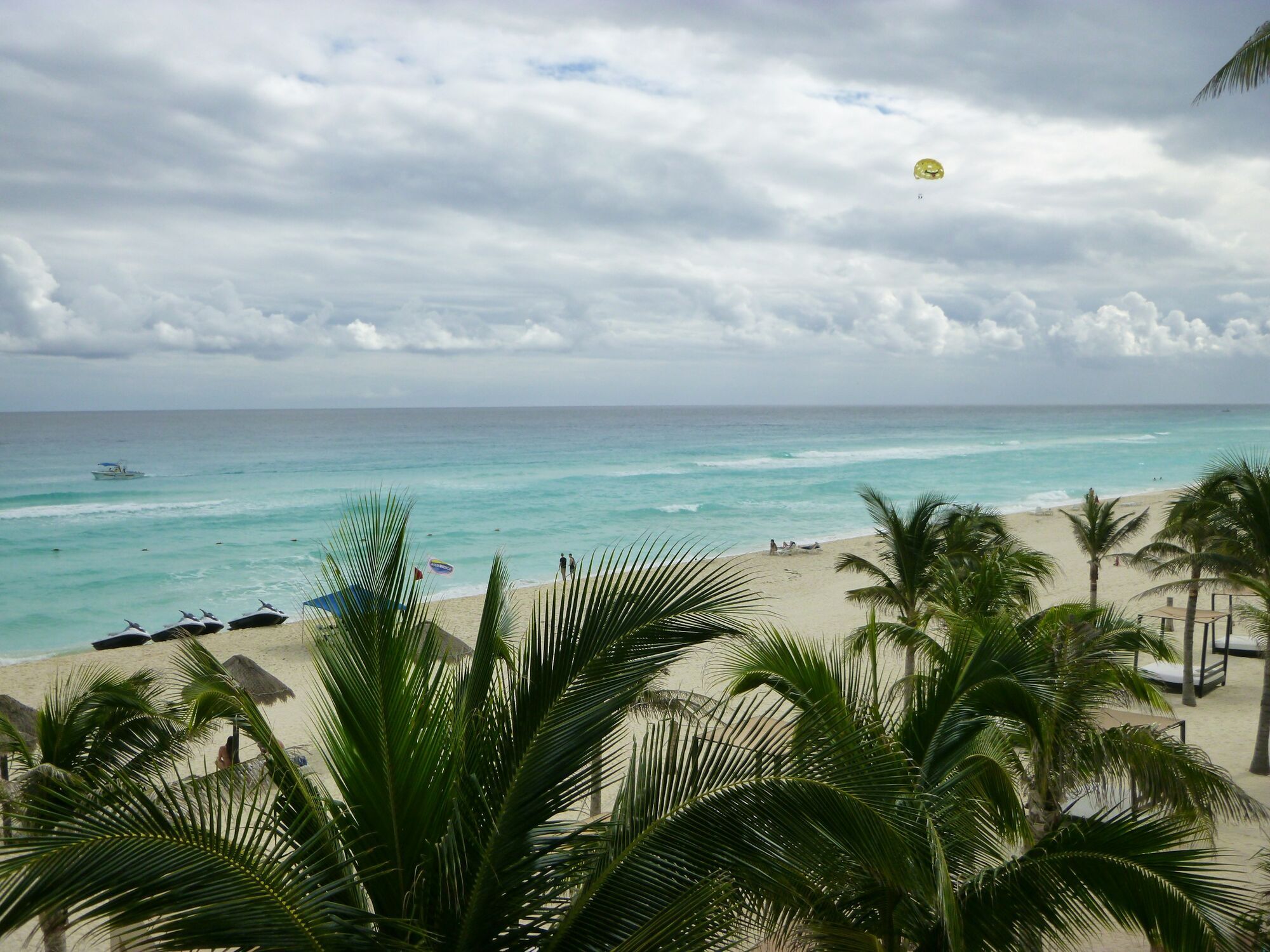 Beach and turquoise shoreline in Cancún, Mexico