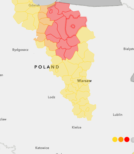 Map of Poland showing red and yellow weather warnings for heavy snowfall in northern regions
