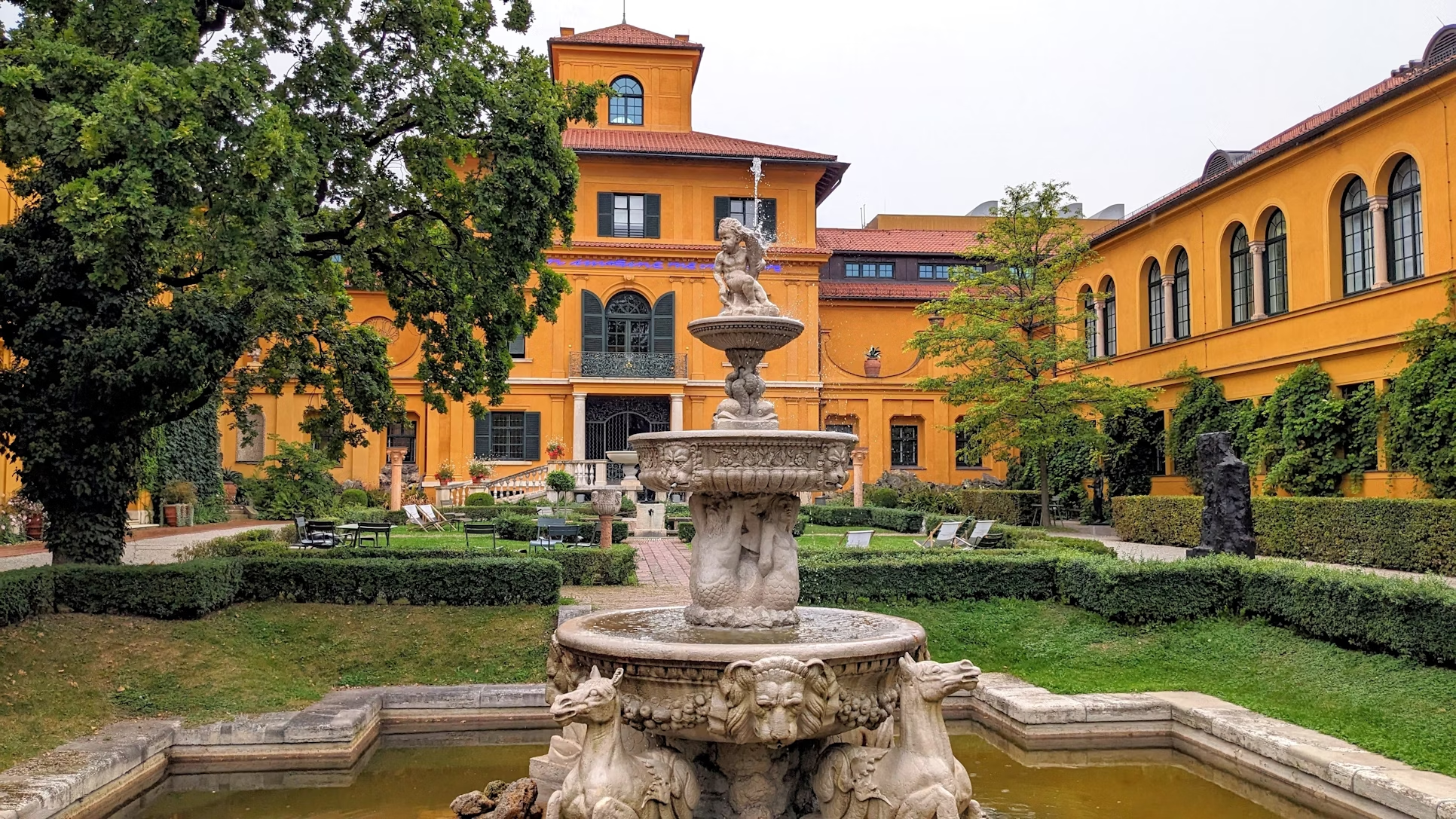Fountain and courtyard of the Lenbachhaus museum in Munich
