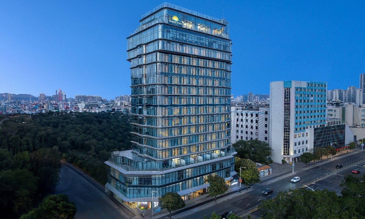 Exterior view of Days Inn by Wyndham Shantou Jinping at dusk
