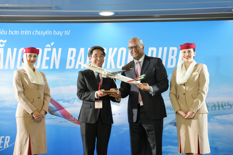Emirates representatives mark launch of Da Nang route with model aircraft presentation