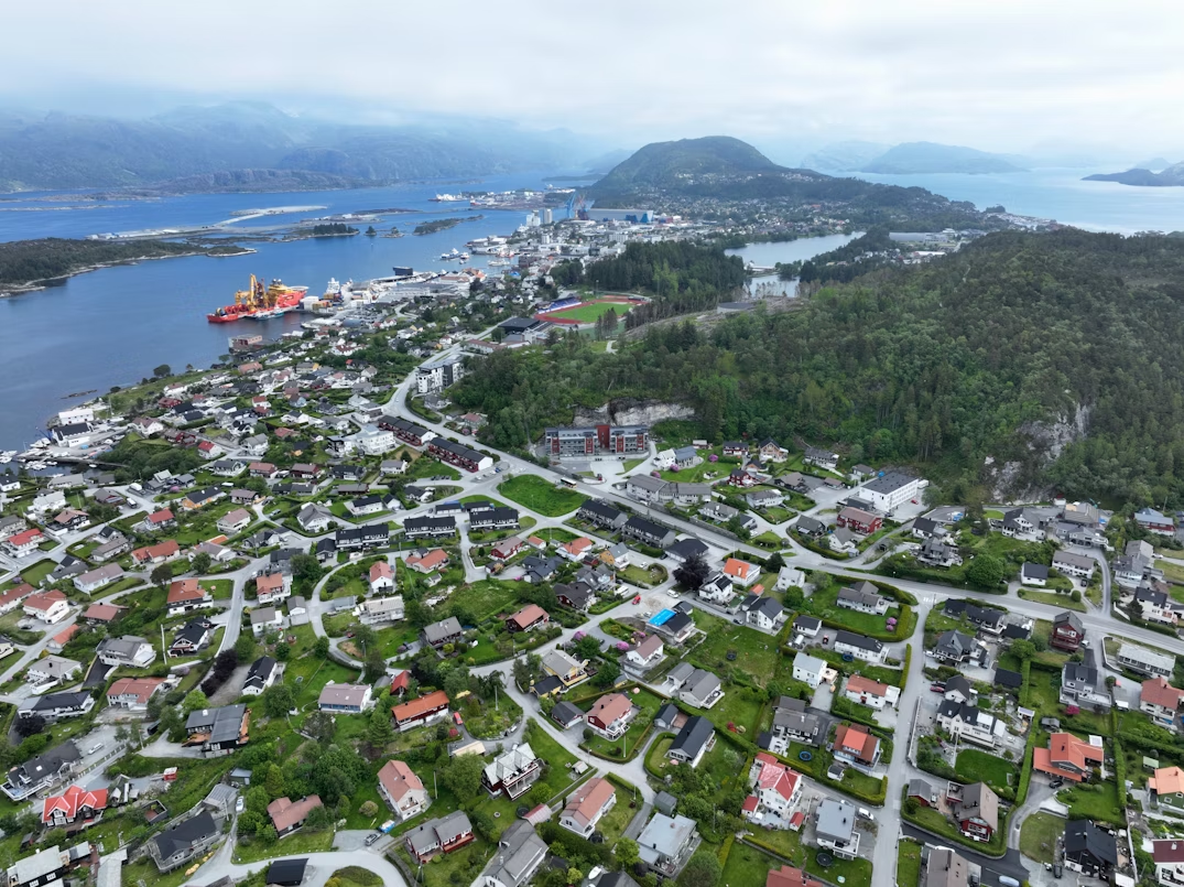 Bird’s-eye view of Florø, Norway, showing residential areas, coastline, and surrounding landscape