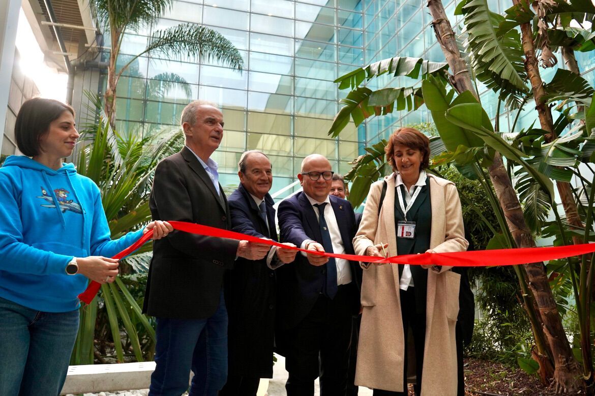 Officials cutting ribbon at new Cagliari Airport pet area